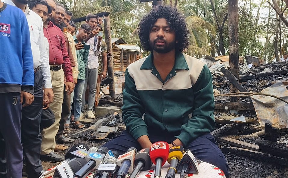 কন্টেন্ট ক্রিয়েটর নুরুজ্জামান কাফির পটুয়াখালীর কলাপাড়া উপজেলার রজপাড়া গ্রামের বাড়ি মঙ্গলবার পুড়িয়ে দেয় দুর্বৃত্তরা। ওই বাড়ির সামনে সংবাদ সম্মেলন করে এই ঘটনার বিচার দাবি করেন তিনি