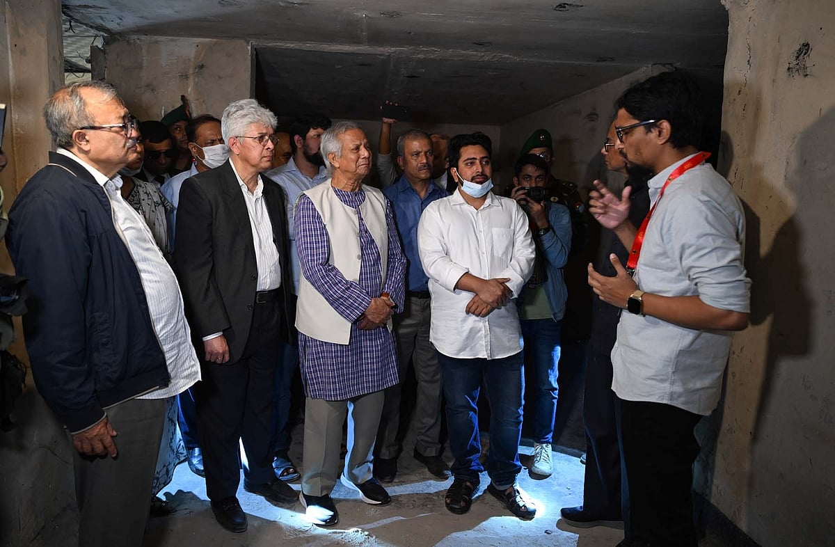 ক্ষমতাচ্যুত আওয়ামী লীগ সরকারের আমলে গুম করে আটকে রাখার একটি গোপন বন্দিশালা ‘আয়নাঘর’ পরিদর্শন করেন প্রধান উপদেষ্টা। উত্তরা, রাজধানী, ১২ ফেব্রুয়ারি