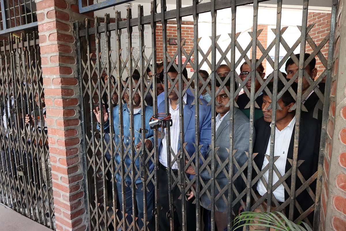 রাজশাহী উচ্চমাধ্যমিক শিক্ষক প্রশিক্ষণ ইনস্টিটিউটের শিক্ষক-কর্মকর্তাদের পৌনে চার ঘণ্টা অবরুদ্ধ করে রাখেন পাশের টিটি কলেজের শিক্ষার্থীরা। বৃহস্পতিবার দুপুরে