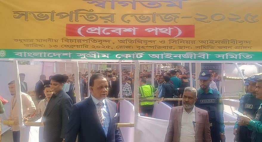 সুপ্রিম কোর্ট আইনজীবী সমিতি প্রাঙ্গণে ঐতিহ্যবাহী ‘সভাপতির ভোজ’–এর আয়োজন করেন সুপ্রিম কোর্ট আইনজীবী সমিতির সভাপতি এ এম মাহবুব উদ্দিন খোকন। ঢাকা, ১৩ ফেব্রুয়ারি