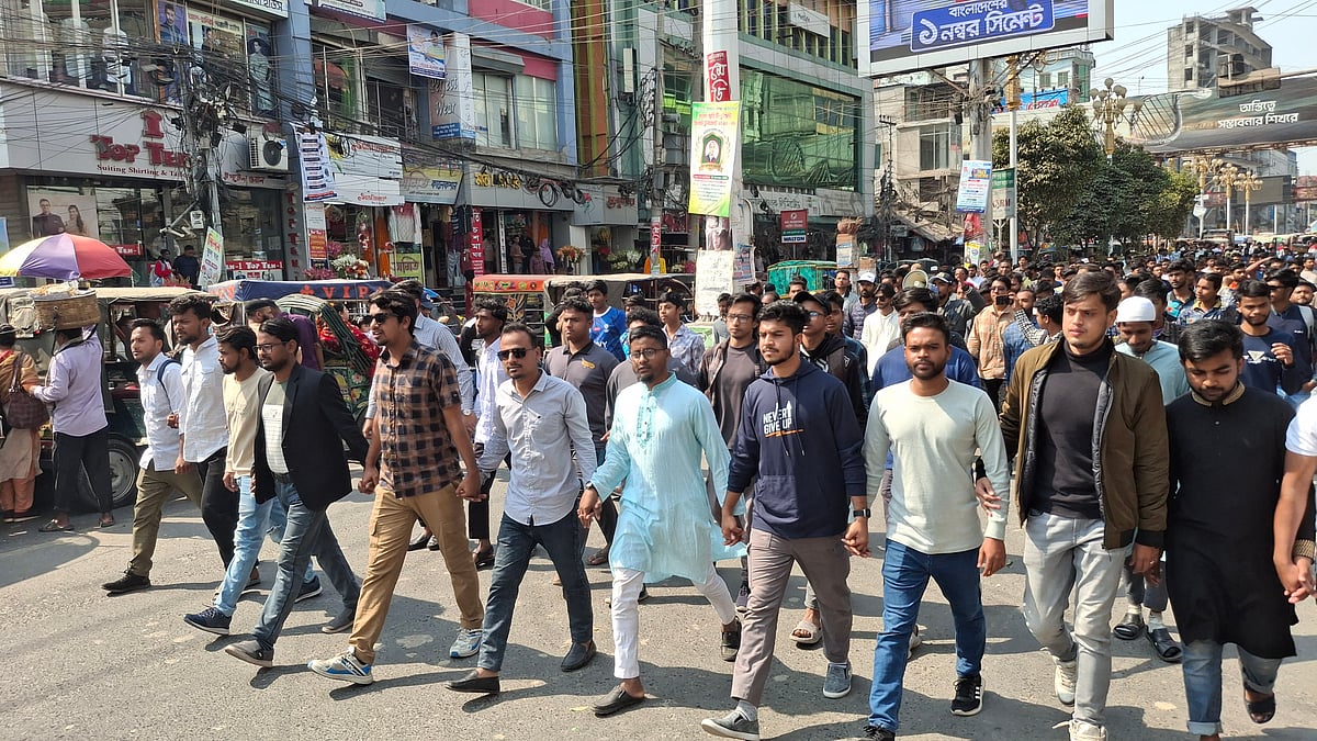 রাজশাহীতে বৈষম্যবিরোধী ছাত্র আন্দোলনের কমিটি বাতিলের দাবিতে বিক্ষোভ মিছিল। আজ বৃহস্পতিবার দুপুরে নগরের সাহেব বাজার জিরো পয়েন্ট এলাকায়