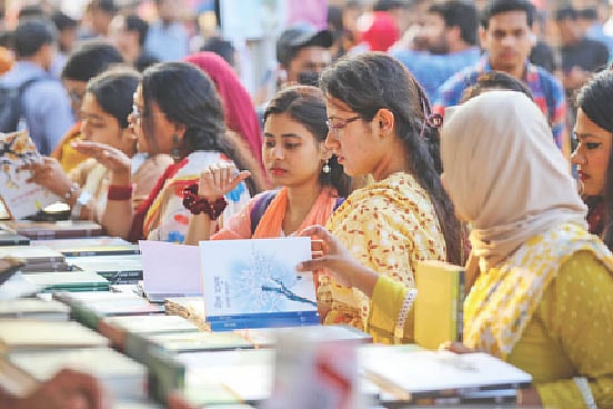অমর একুশে বইমেলায় ছিল পয়লা ফাল্গুন ও বিশ্ব ভালোবাসা দিবসের ছোঁয়া। গতকাল বিকেলে সোহরাওয়ার্দী 
উদ্যানে