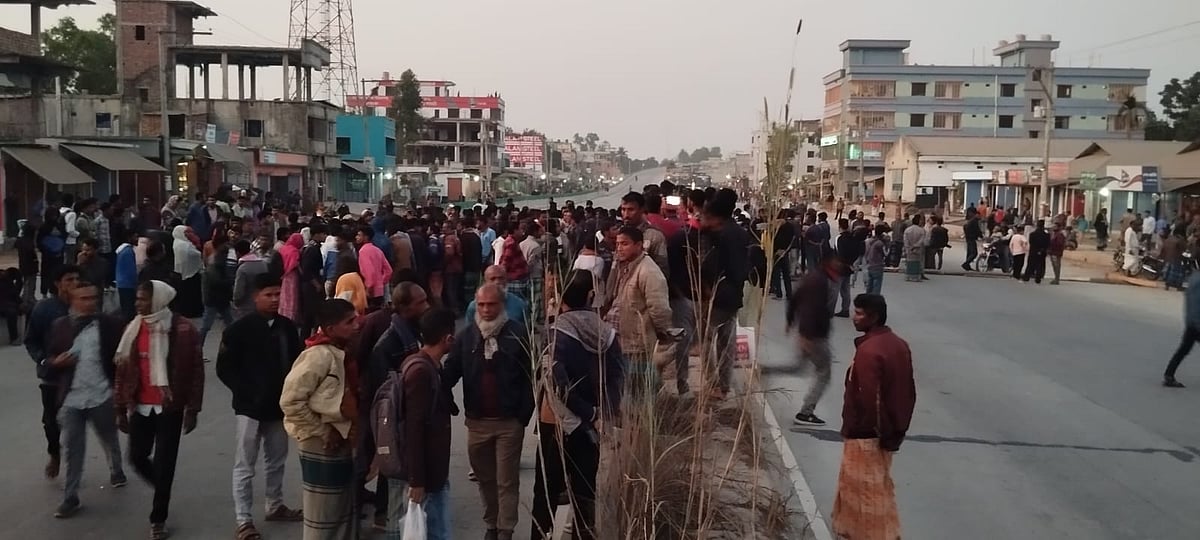 ছাত্রলীগ নেতা আল মামুন মণ্ডলের নিহতের খবর পেয়ে স্বজন ও স্থানীয় লোকজন ঢাকা-রংপুর মহাসড়ক অবরোধ করেন। বৃহস্পতিবার বিকেল পাঁচটার দিকে উপজেলার ধাপেরহাট এলাকায়