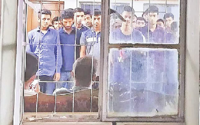 অতিথিকক্ষে ‘গেস্টরুম কর্মসূচি’। চেয়ারে বসা ছাত্রলীগের কর্মীরা। ঢাকা বিশ্ববিদ্যালয়ের জসীমউদ্দীন হলের অতিথিকক্ষে