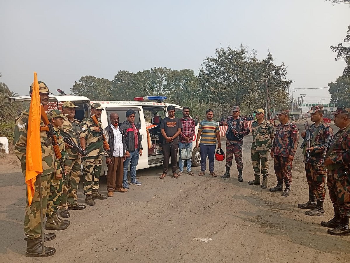 সাতক্ষীরার ভোমরা ইমিগ্রেশনের শূন্যরেখায় অ্যাম্বুলেন্সে করে আছিয়া বেগমের মরদেহ নেওয়া হয়। গতকাল বুধবার দুপুরে