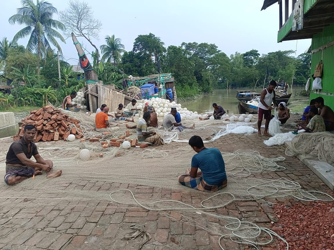জীবনের ঝুঁকি নিয়ে উপকূলের লাখ লাখ জেলে গভীর সাগরে মাছ শিকারে যান। কিন্তু সেখানে রেডিও কিংবা মোবাইল নেটওয়ার্ক কাজ না করায় ঝড় এলে তাঁরা সেই খবর পান না। ফলে জীবন বিপন্ন হয়। বরগুনার পাথরঘাটা বিএফডিসি মৎস্য অবতরণ কেন্দ্রে আসা সমুদ্রগামী জেলেরা