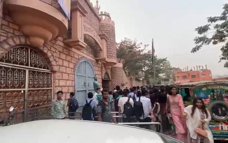 ঢাকার ধামরাইয়ে গতকাল বুধবার আলাদীনস পার্কের কর্মীদের সঙ্গে ঢাকার মিরপুরের বনফুল আদিবাসী গ্রিনহার্ট কলেজের শিক্ষার্থীদের সংঘর্ষ হয়