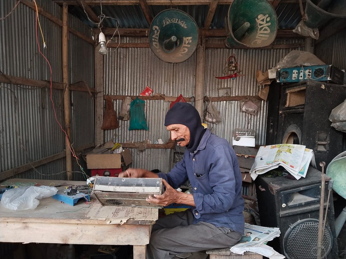 রেডিওতে গান ও খবর শুনতে পছন্দ করেন মোহাম্মদ সরকার ওরফে মোচারু সরকার। একসময় তাঁর রেডিও ও মাইক সার্ভিসের দোকান রমরমা চললেও এখন অবস্থা বেশি ভালো নয়। রংপুরের গঙ্গাচড়ায় তাঁর দোকানে