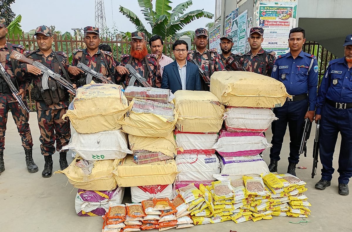 কুমিল্লার আদর্শ সদর উপজেলার রসুলপুর রেলস্টেশনে টাস্কফোর্সের অভিযানে ৮৭ লাখ টাকা মূল্যের ভারতীয় পণ্য জব্দ