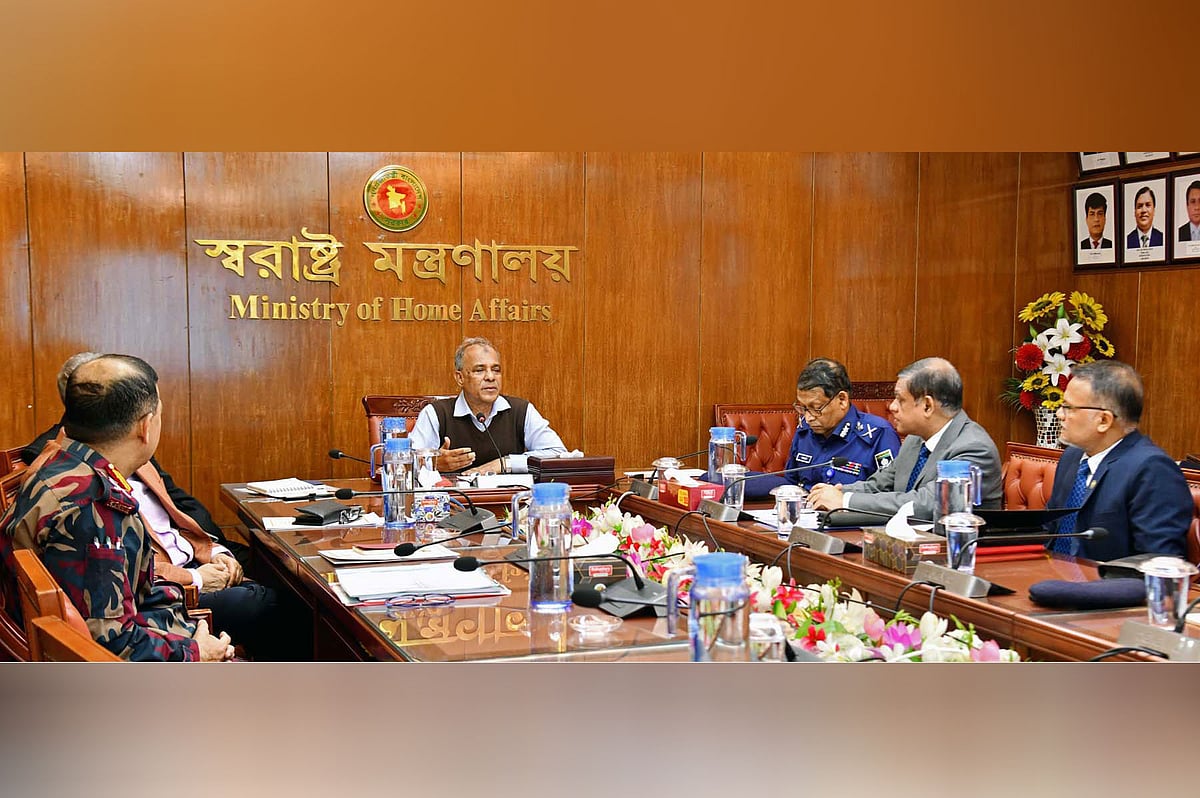 সচিবালয়ে স্বরাষ্ট্র মন্ত্রণালয়ের সম্মেলনকক্ষে ‘অনলাইন ভিসা অন–অ্যারাইভাল সার্ভিস’–এর উদ্বোধন অনুষ্ঠানে স্বরাষ্ট্র উপদেষ্টা বক্তব্য দেন