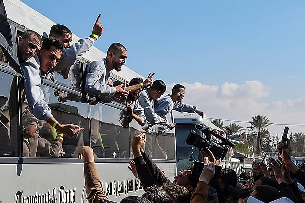 বন্দিবিনিময়ের অংশ হিসেবে ইসরায়েলের অফার কারাগার থেকে ফিলিস্তিনি বন্দীদের নিয়ে ফেরা বাস রামাল্লায় পৌঁছালে সেখানকার লোকজনের উচ্ছ্বাস