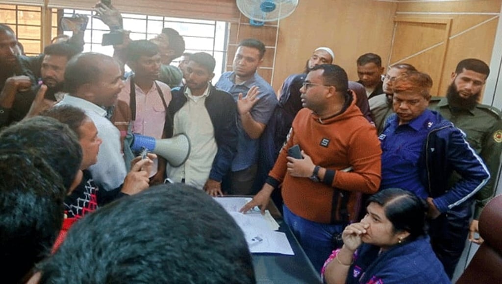 পার্বতীপুরের ইউএনও ফাতেমা খাতুনের অপসারণের দাবিতে বৈষম্যবিরোধী ছাত্র আন্দোলন ও জাতীয় নাগরিক কমিটির নেতা-কর্মীদের বিক্ষোভ। গতকাল বুধবার বিকেলে তাঁর কার্যালয়ে