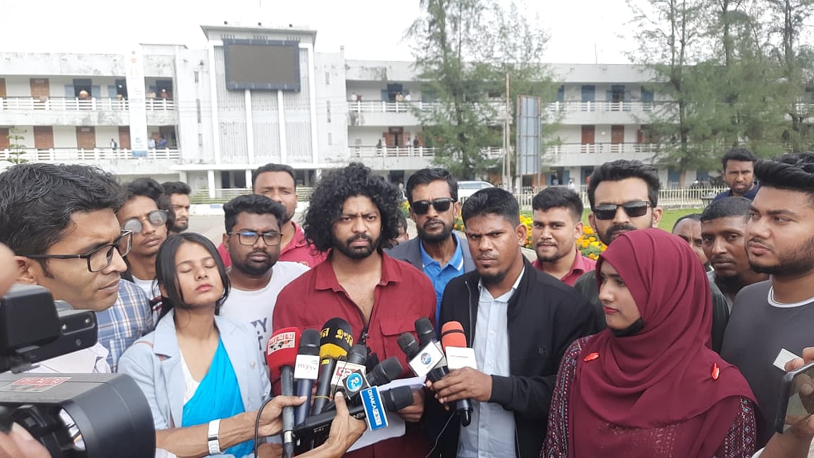 পটুয়াখালী জেলা প্রশাসক ও পুলিশ সুপারের সঙ্গে দেখা করার পর সাংবাদিকদের সঙ্গে কথা বলেন কনটেন্ট ক্রিয়েটর নুরুজ্জামান কাফি। বৃহস্পতিবার দুপুরে