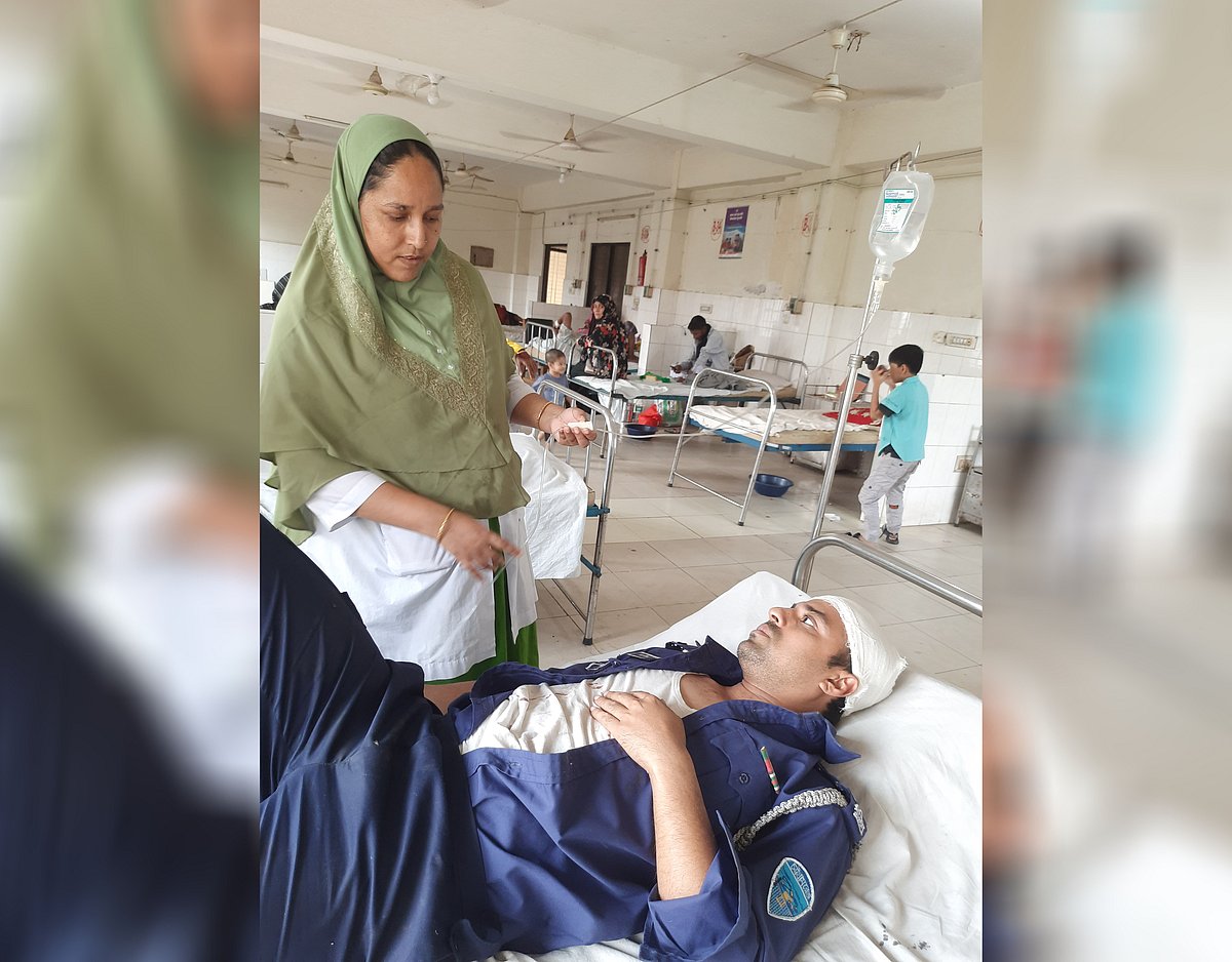 দাউদকান্দি উপজেলা স্বাস্থ্য কমপ্লেক্সে চিকিৎসাধীন দাউদকান্দি মডেল থানার এসআই মো. মহসীন। বৃহস্পতিবার দুপুরে