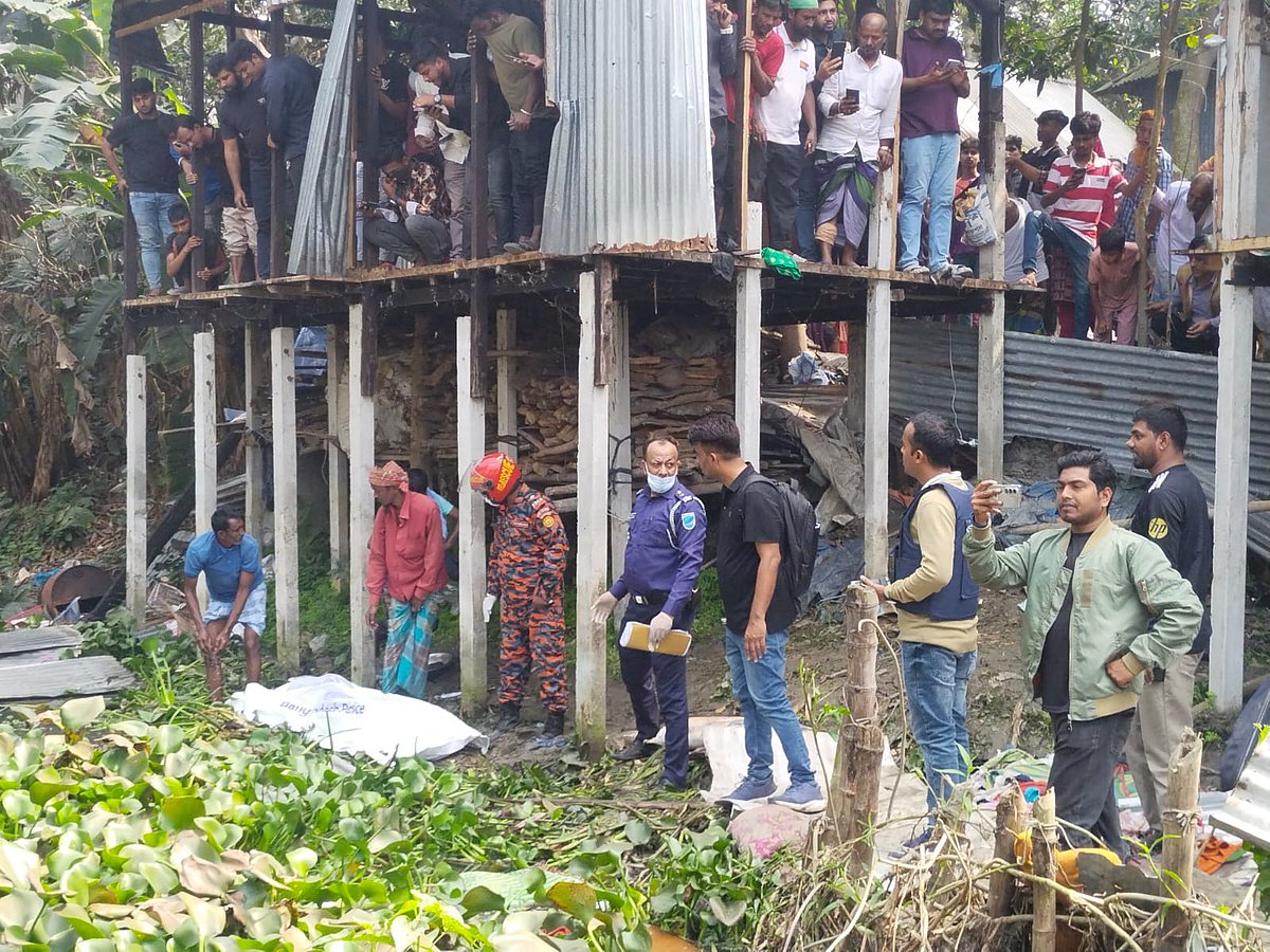 মুন্সিগঞ্জের শ্রীনগরের পুকুর থেকে বস্তাবন্দী লাশ উদ্ধারের পর। আজ বৃহস্পতিবার বেলা সোয়া ১টার দিকে বীরতারা ইউনিয়নের ছয়গাঁও এলাকায়