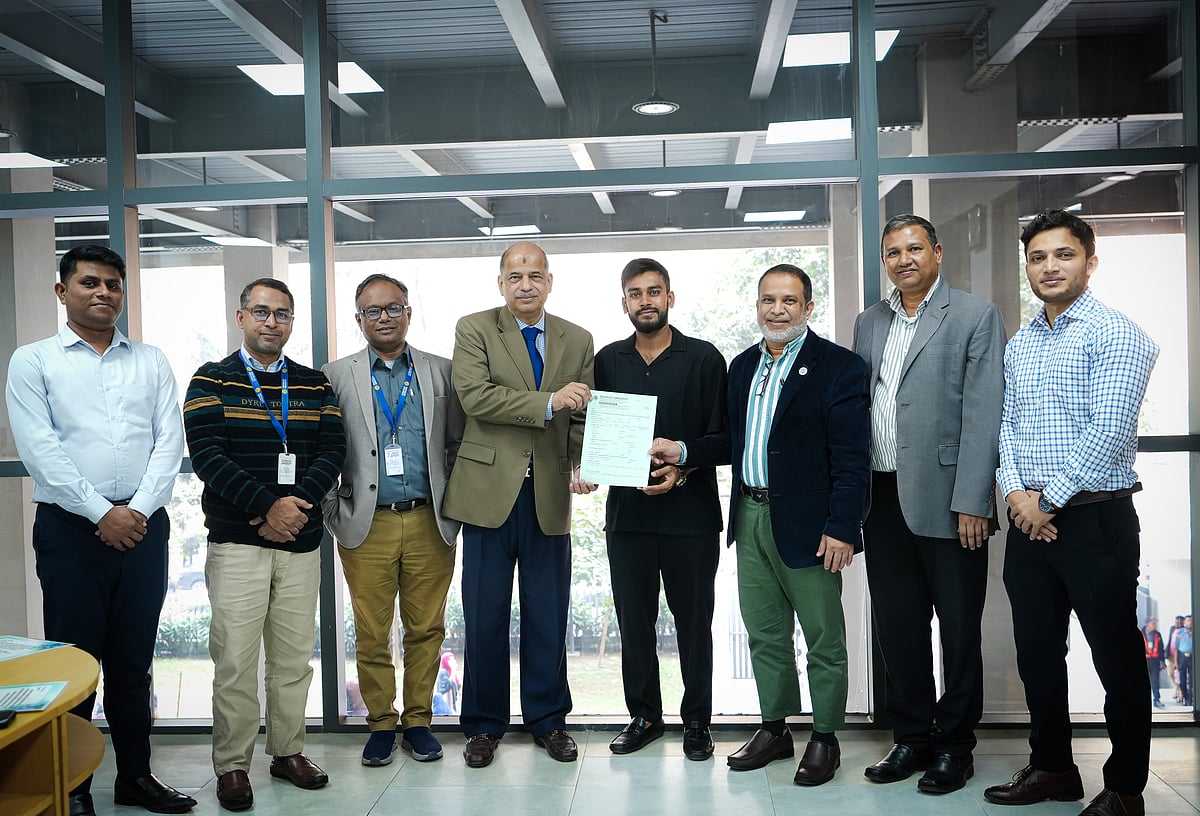 সাউথইস্ট ইউনিভার্সিটির ইংরেজি বিভাগে ভর্তি হয়েছেন মেহেদী হাসান মিরাজ। ভর্তির আনুষ্ঠানিকতা শেষ হওয়ার পর উপাচার্য, সহ–উপাচার্য ও শিক্ষক–কর্মকর্তাদের সঙ্গে তিনি