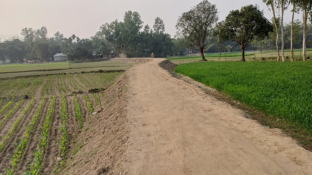 স্বেচ্ছাশ্রমে নির্মাণ করা হয়েছে কাঁচা সড়ক। ৫ ফেব্রুয়ারি পঞ্চগড় সদর উপজেলার গরিনাবাড়ি ইউনিয়নের মোল্লাপাড়া এলাকায়