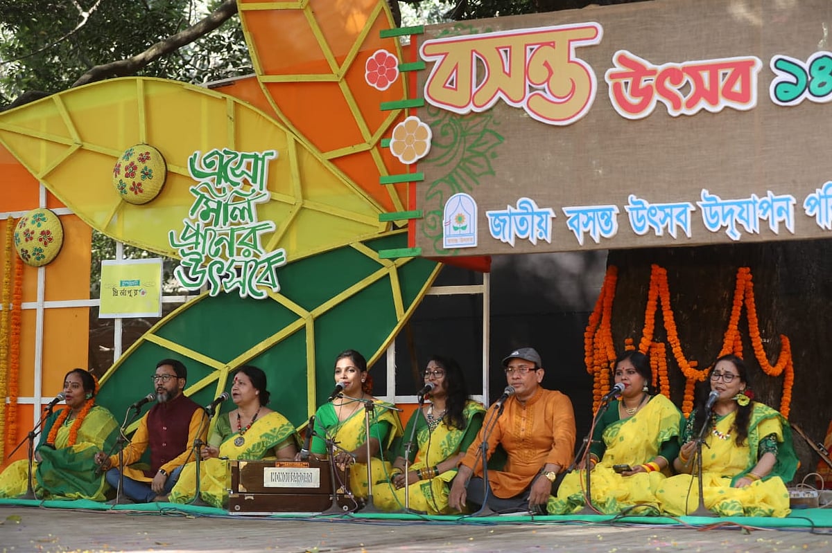 ঢাকা বিশ্ববিদ্যালয়ের চারুকলা অনুষদের বকুলতলায় অনুষ্ঠিত ‘বসন্ত উৎসব’। তবে বসন্ত উৎসব উদ্‌যাপন পরিষদ জানিয়েছে, বাধার মুখে  উত্তরা ৩ নম্বর সেক্টরে তাঁরা উৎসব করতে পারেননি