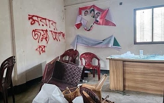 দুর্বৃত্তদের হামলায় ক্ষতিগ্রস্ত নরসিংদীর রায়পুরা উপজেলার চরসুবুদ্ধি ইউনিয়ন বিএনপির কার্যালয়