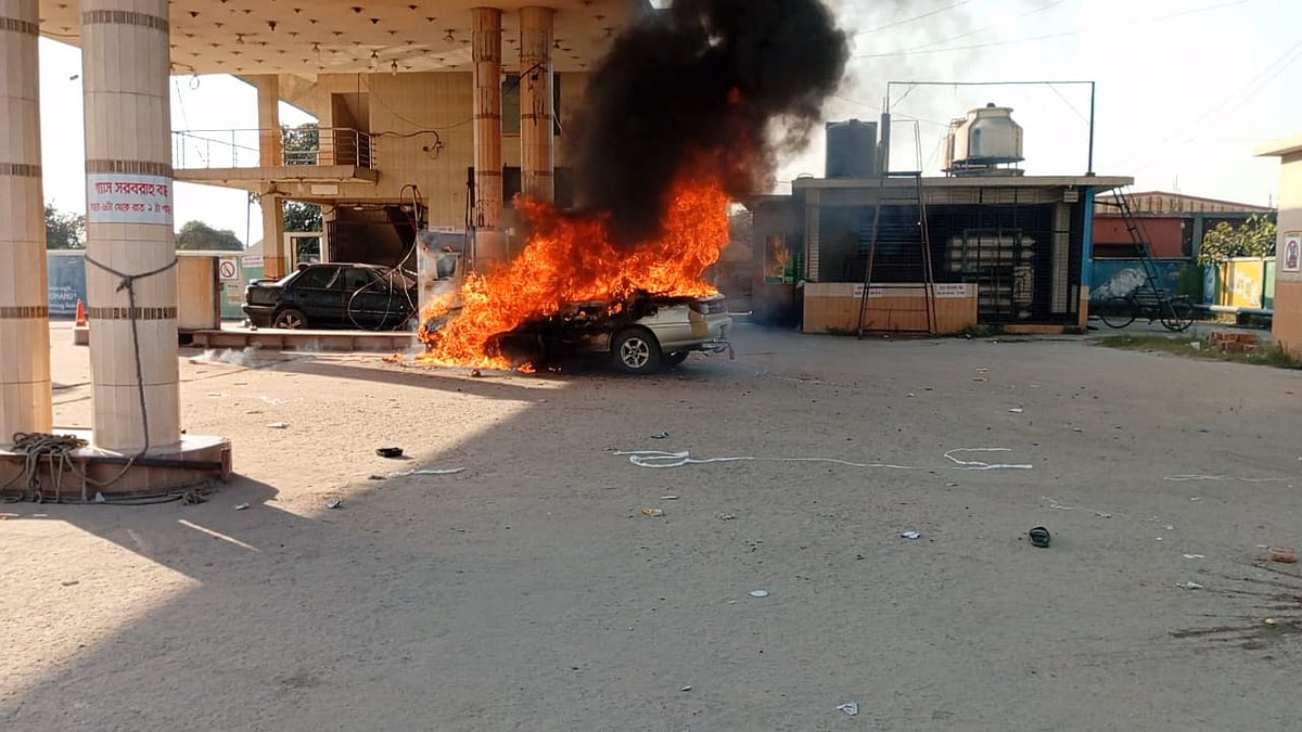 গ্যাস নেওয়ার সময় প্রাইভেটকারে আগুন ধরে যায়। ওই আগুনে দগ্ধ হয়ে এক শিশুর মৃত্যু হয়েছে। আজ শুক্রবার বিকেলে নারায়ণগঞ্জের রূপগঞ্জের কর্ণগোপ এলাকায়
