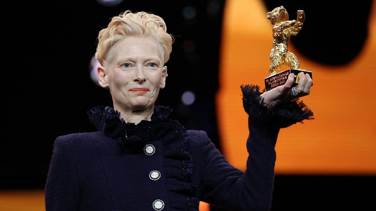 গতকাল রাতে চলচ্চিত্র অবদানের জন্য বিশেষ সম্মানসূচক স্বর্ণভালুক পেয়েছেন ব্রিটিশ অভিনেত্রী টিলডা সুইনটন। এএফপি
