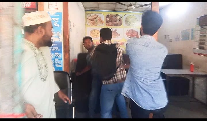 বরিশাল বিশ্ববিদ্যালয়ে বৈষম্যবিরোধী ছাত্র আন্দোলনের এক সমন্বয়ককে মারধর করেন উপাচার্যবিরোধী আন্দোলনকারীরা। শুক্রবার বিকেলে তোলা