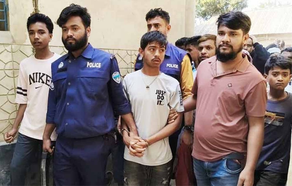 মাকে হত্যার অভিযোগে তার ছেলেকে আটক করেছে পুলিশ