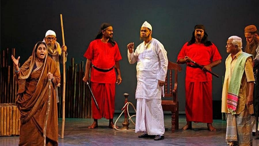 ‘পায়ের আওয়াজ পাওয়া যায়’ নাটকের একটি দৃশ্য