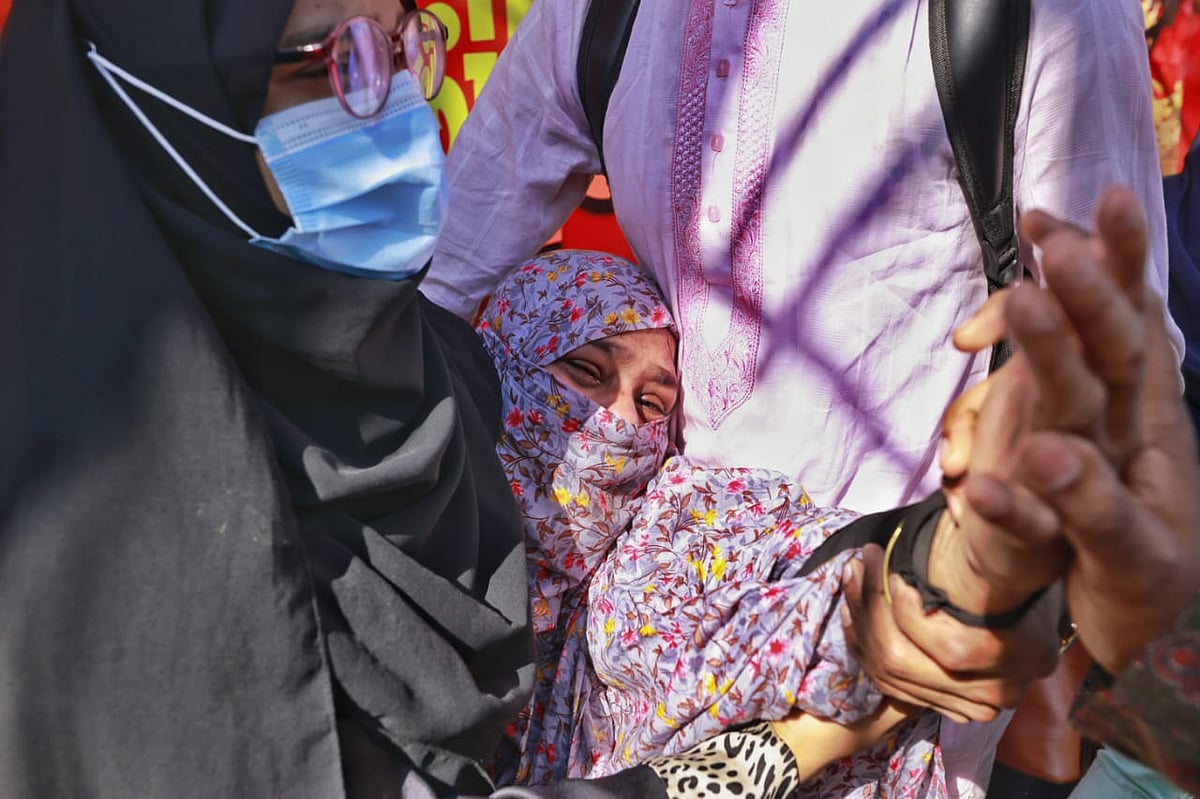 সাত মাস মর্গে পড়ে থাকার পর ডিএনএ পরীক্ষায় শনাক্ত বৈষম্যবিরোধী আন্দোলনে যাত্রাবাড়ীতে পুলিশের গুলিতে নিহত হাসানের জানাজা অনুষ্ঠিত হয় ঢাকা বিশ্ববিদ্যালয়ের রাজু ভাস্কর্য সংলগ্ন এলাকায়। এই সময় কান্নাতে ভেঙ্গে পড়েন নিহত হাসানের মা গোলেনুর বেগম