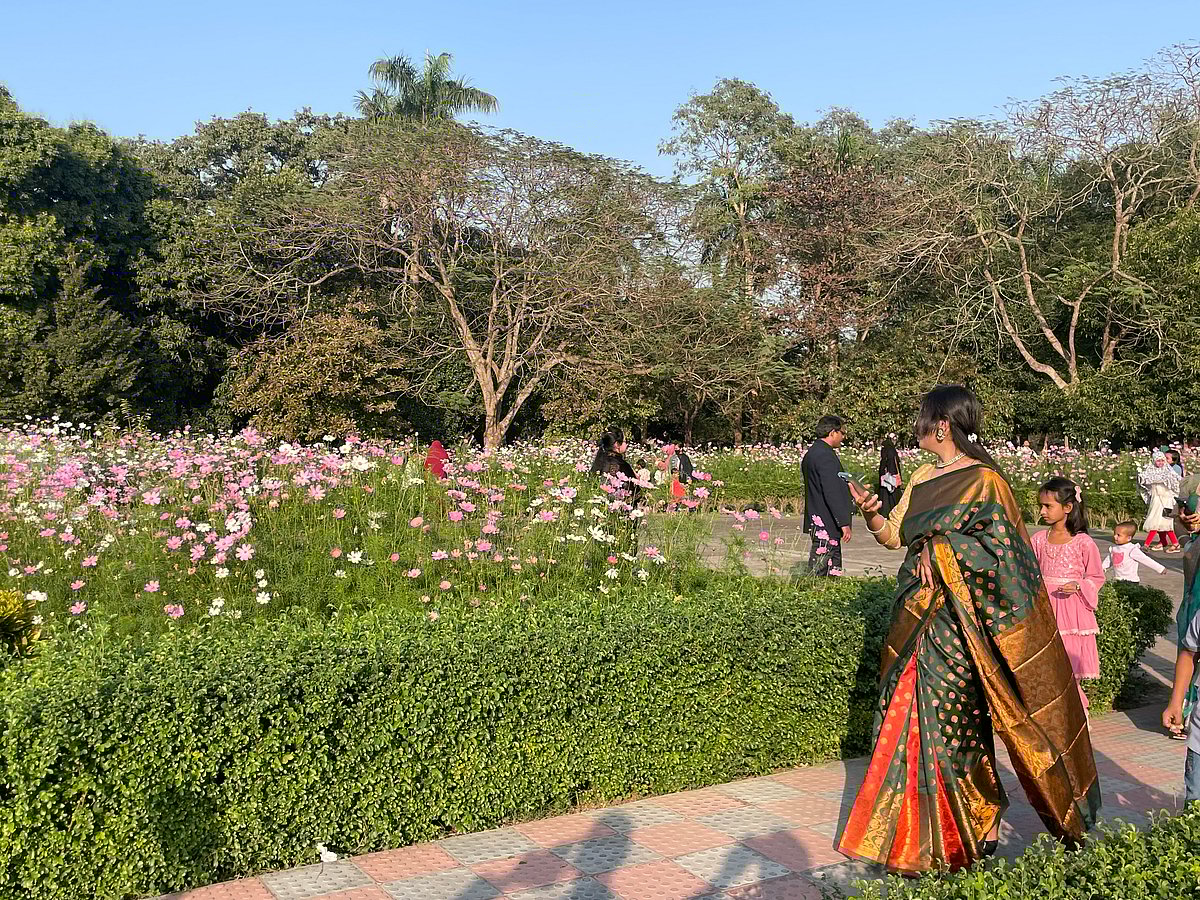 বসন্তবরণ করতে ফুলে ফুলে ভরে উঠেছে নাটোরের উত্তরা গণভবন