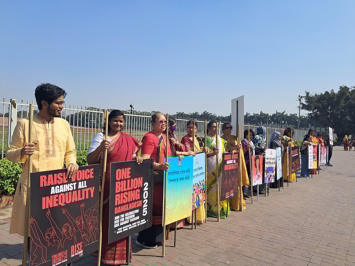 উদ্যমে উত্তরণে শতকোটি দিবস উপলক্ষে সংস্কৃতি ও মানবাধিকারকর্মীদের মানববন্ধন