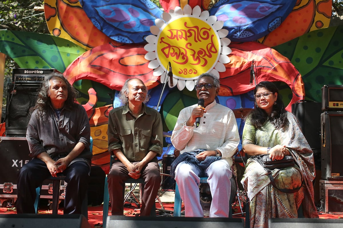 অধ্যাপক আনু মুহাম্মদ ‘সমগীতের’ উদ্যোগে আয়োজিত বসন্ত উৎসবের বক্তব্য দেন। ঢাকা বিশ্ববিদ্যালয়, ১৪ ফেব্রুয়ারি