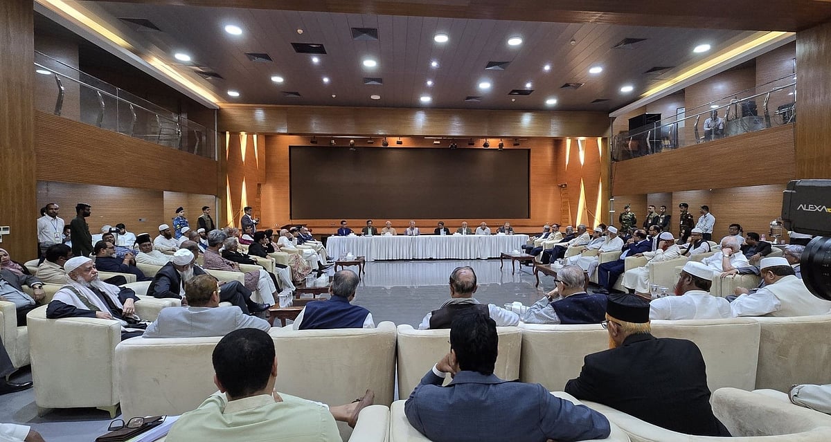 অন্তর্বর্তী সরকারের প্রধান উপদেষ্টা অধ্যাপক মুহাম্মদ ইউনূসের নেতৃত্বাধীন জাতীয় ঐকমত্য কমিশনের প্রথম বৈঠক