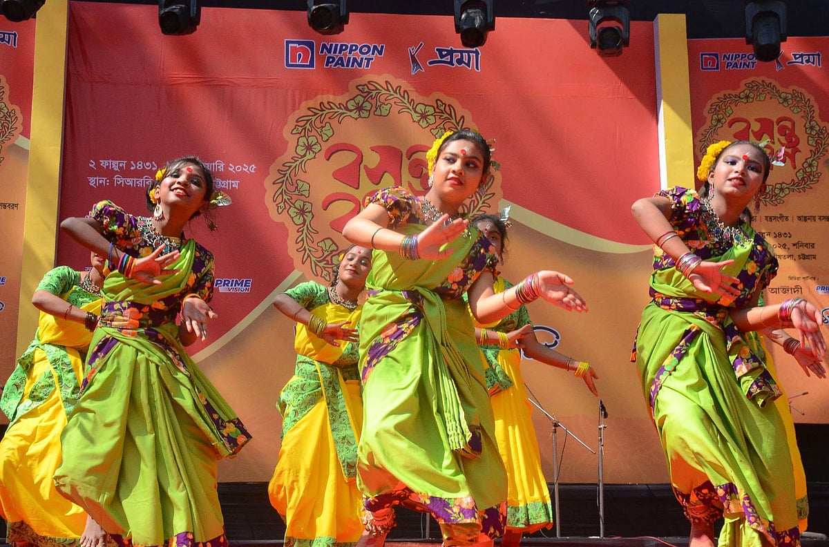 চট্টগ্রামের সিআরবি শিরীষতলায় প্রমা আবৃত্তি সংগঠনের বসন্ত উৎসব নাচে-গানে মাতিয়ে তোলেন স্থানীয় শিল্পীরা। দুই পর্বের অনুষ্ঠানটি প্রথম পর্বের পরই বন্ধ করে দিতে হয় রেলওয়ে কর্তৃপক্ষ বরাদ্দ বাতিল করায়