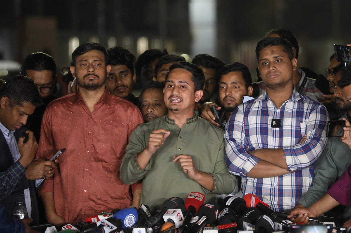 জাতীয় ঐকমত্য কমিশনের বৈঠক শেষে সাংবাদিকদের সঙ্গে কথা বলেন সারজিস আলম। ঢাকা, ১৫ ফেব্রুয়ারি