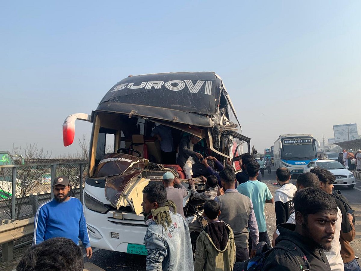 সিরাজদিখান উপজেলায় ঢাকা-মাওয়া এক্সপ্রেসওয়েতে যাত্রীবাহী বাসসহ তিনটি গাড়ির মধ্যে সংঘর্ষের ঘটনা ঘটেছে। আজ শনিবার সকালে