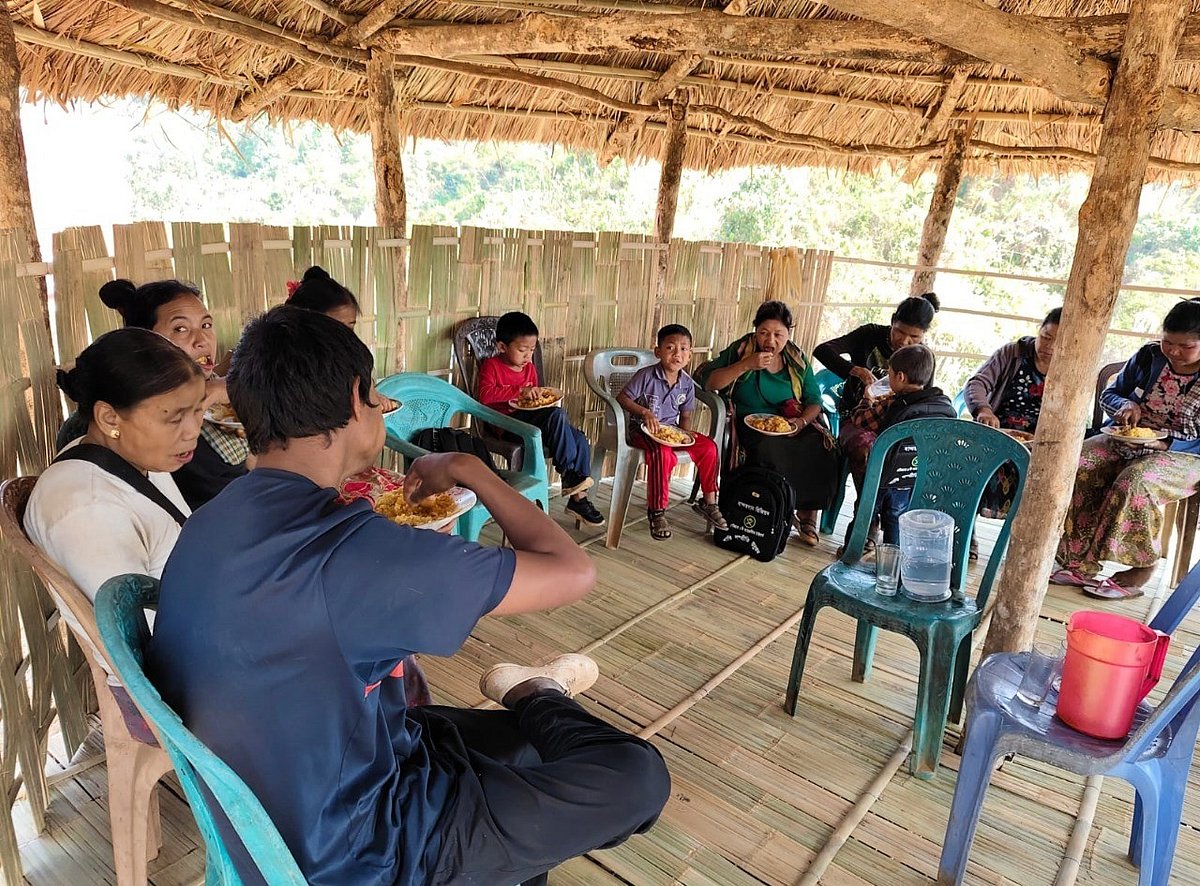 সেনাবাহিনীর পক্ষ থেকে মধ্যাহ্নভোজের আয়োজন করা হয়