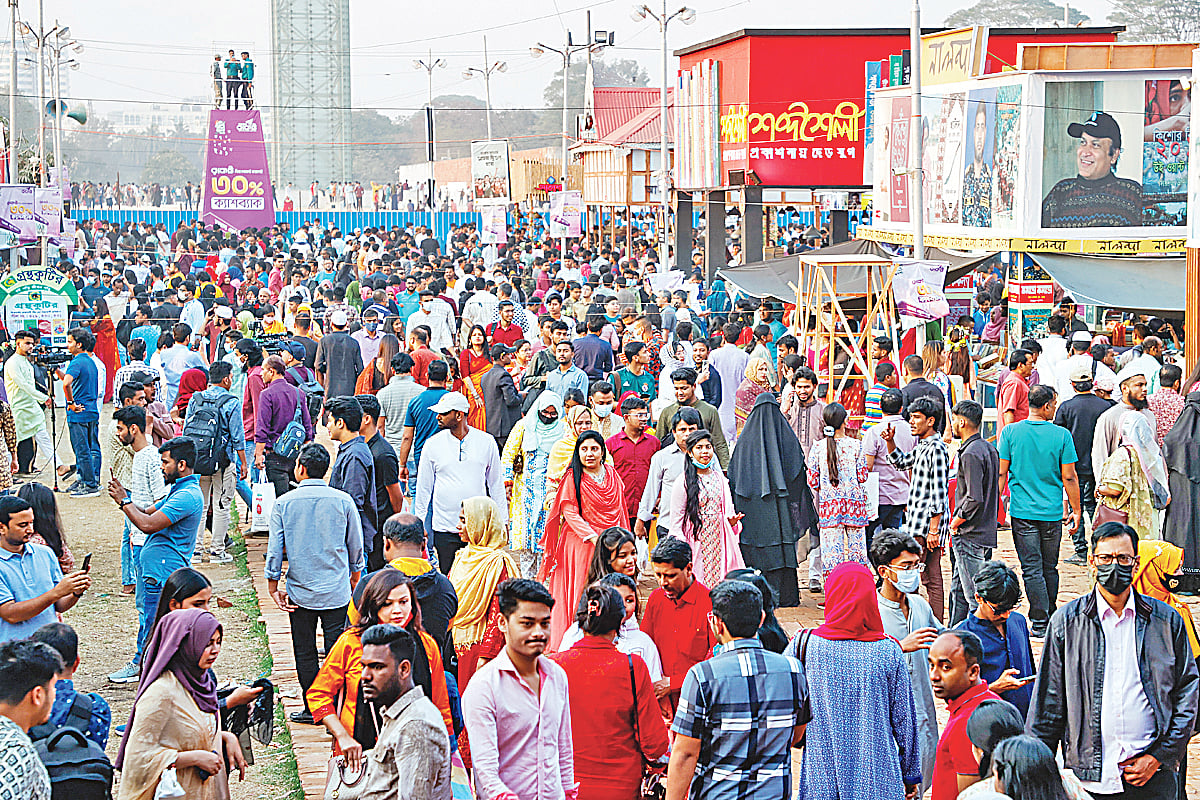 সরকারি ছুটির দিনে অমর একুশে বইমেলায় ছিল উপচে পড়া ভিড়। গতকাল বিকেলে সোহরাওয়ার্দী উদ্যান প্রাঙ্গণে