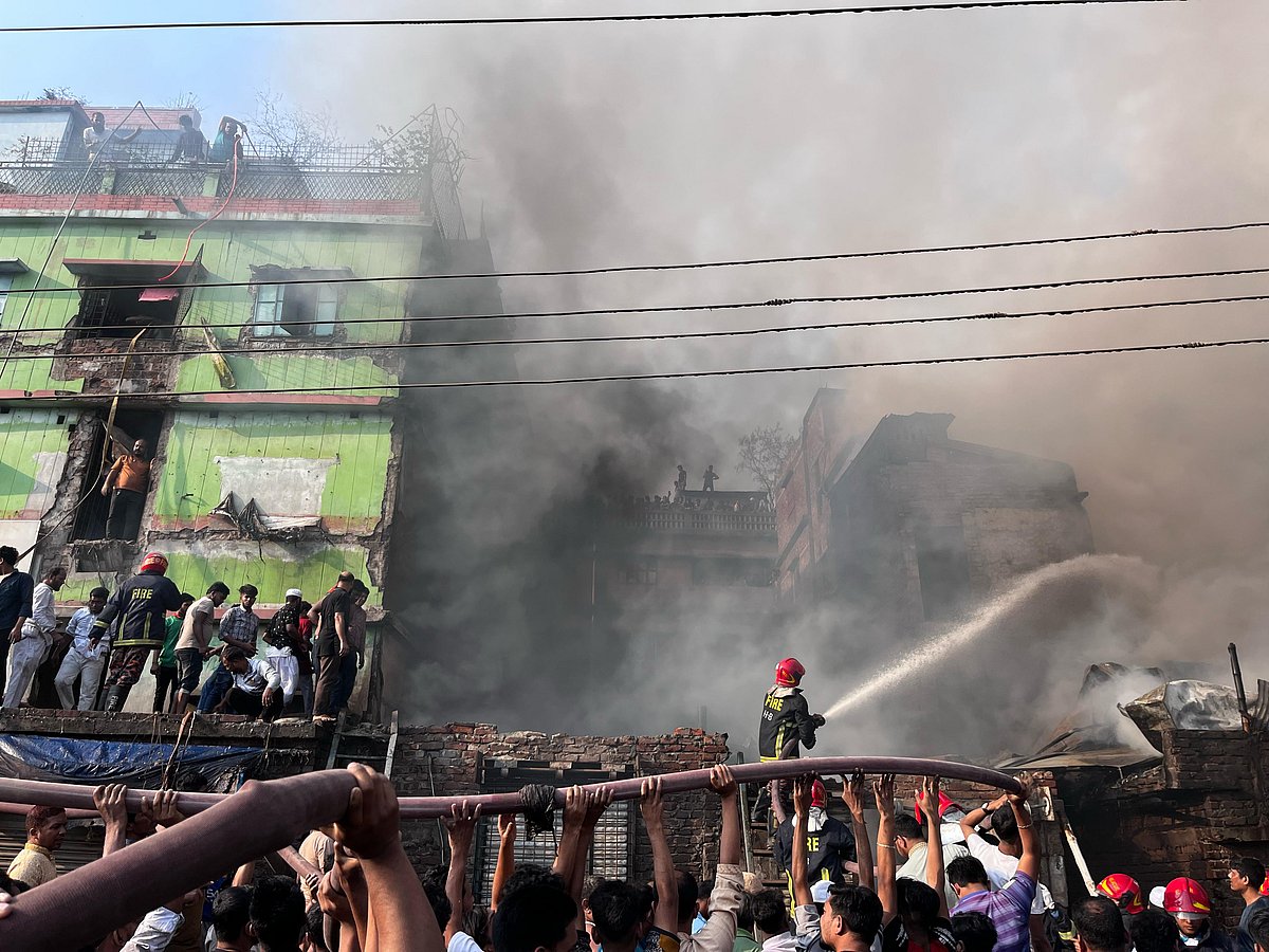 পুরান ঢাকার কামালবাগে আগুন নিয়ন্ত্রণে কাজ করছেন ফায়ার সার্ভিসের কর্মীরা। ঢাকা, ১৫ ফেব্রুয়ারি