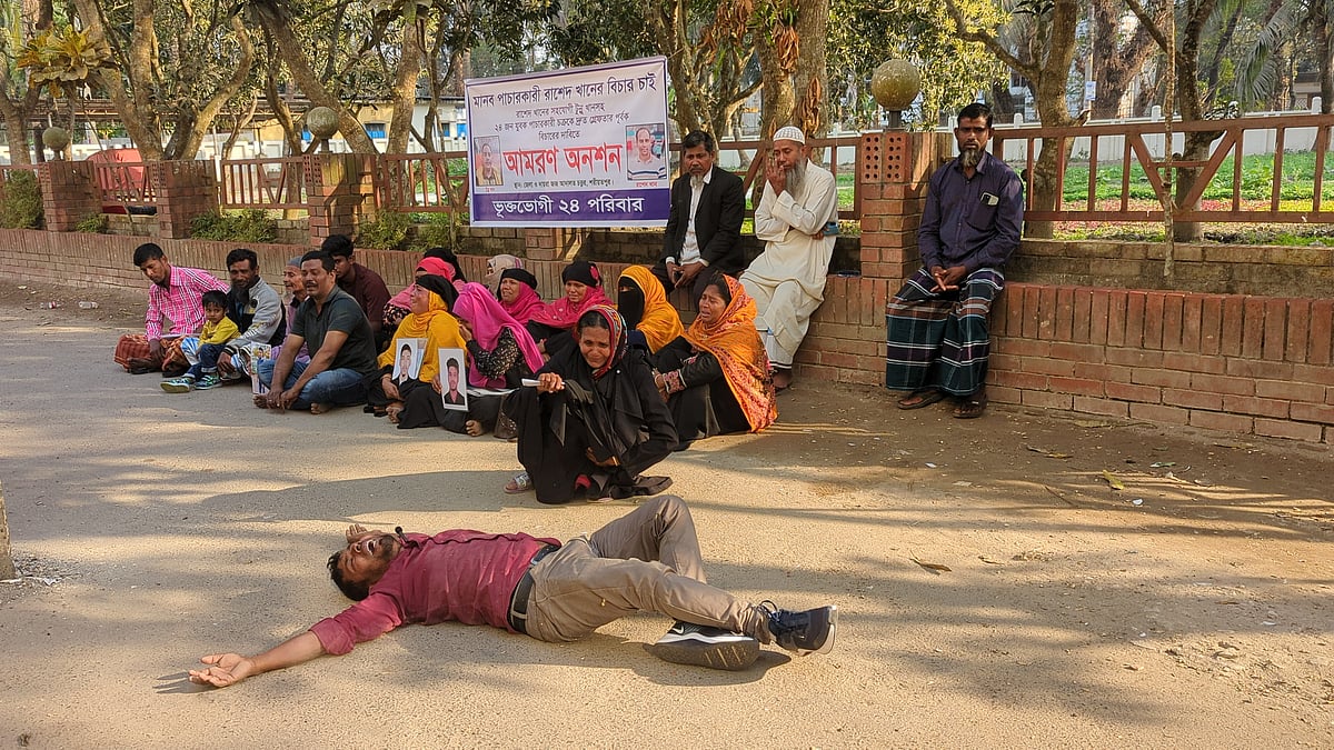 দোষী ব্যক্তিদের দৃষ্টান্তমূলক শাস্তি দাবি ও নিখোঁজ ব্যক্তিদের সন্ধান চেয়ে অনশনে বসেন স্বজনেরা। এ সময় একজন কান্না করে মাটিতে গড়াগড়ি করেন। শনিবার দুপুরে শরীয়তপুর জেলা ও দায়রা জজ আদালত চত্বরে