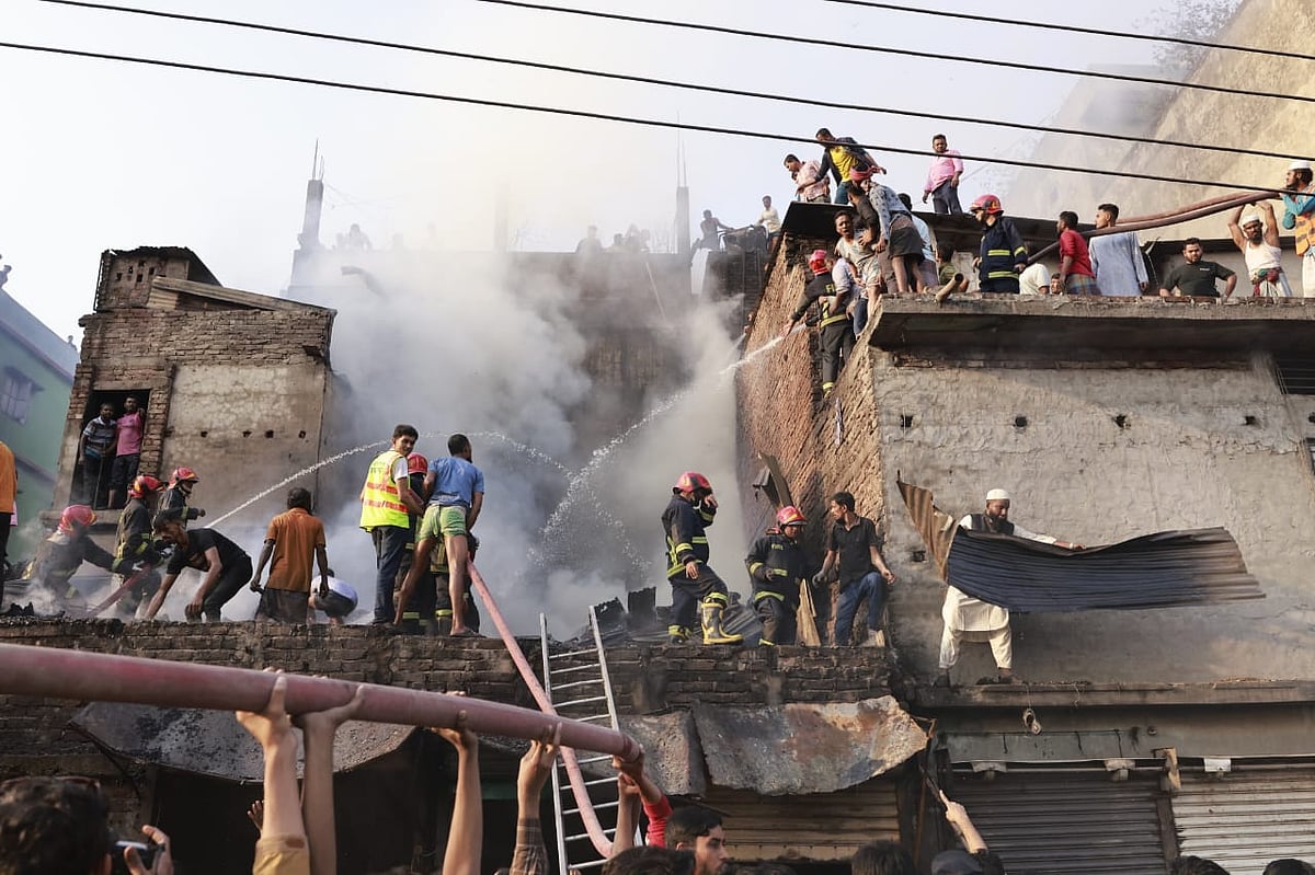 পুরান ঢাকার চকবাজারের ইসলামবাগে আগুনে পুড়েছে ঘর ও দোকান