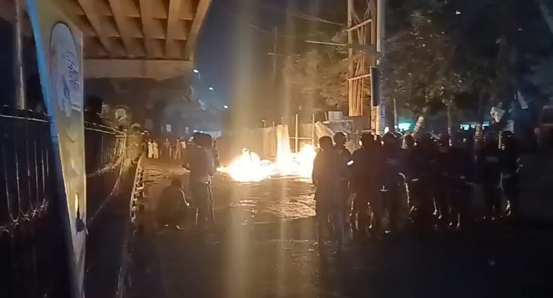 গ্যাস পাইপে ফুটো হয়ে চট্টগ্রাম নগরের দুই নম্বর গেট এলাকায় আগুন জ্বলে ওঠে