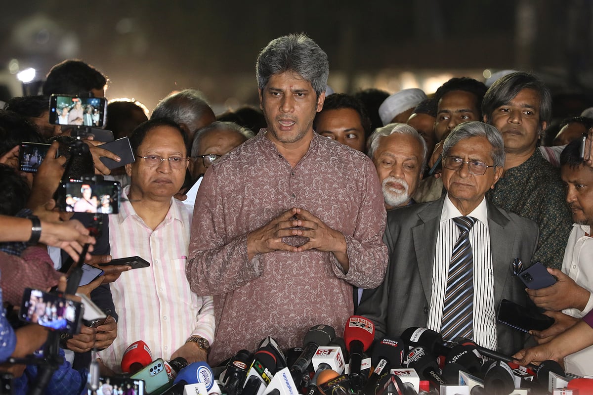 জাতীয় ঐকমত্য কমিশনের সঙ্গে বৈঠক শেষে সেখান থেকে বেরিয়ে সাংবাদিকদের সঙ্গে কথা বলেন জোনায়েদ সাকি