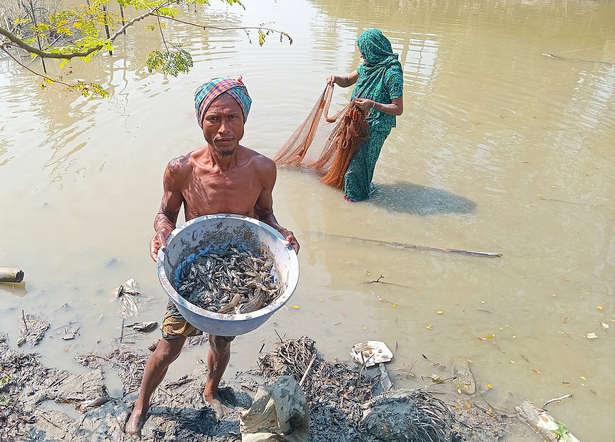 সাতক্ষীরার শ্যামনগরের গাবুরা থেকে খুলনার বটিয়াঘাটার আমিরপুরে এসে বসতি গেড়েছেন রাজ্জাক–জোহরা দম্পতি। দিনমজুরির পাশাপাশি নদীতে মাছ ধরে জীবিকা নির্বাহ করেন রাজ্জাক