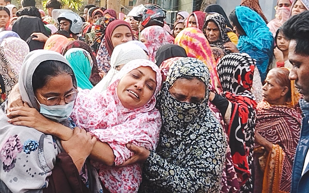 জুনায়েদের লাশ বাড়িতে নেওয়ার পর কান্নায় ভেঙে পড়েন তাঁর মা শামীমা আক্তার। প্রতিবেশীরা তাঁকে সান্ত্বনা দেওয়া চেষ্টা করেন। শনিবার বিকেলে শেরপুর পৌর শহরের দাঁড়কিপাড়া মহল্লায়
