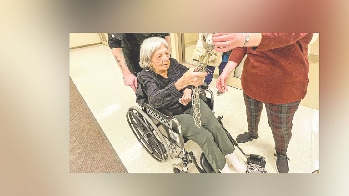 লরেটাকে লকআপে নেওয়ার প্রস্তুতি চলছে