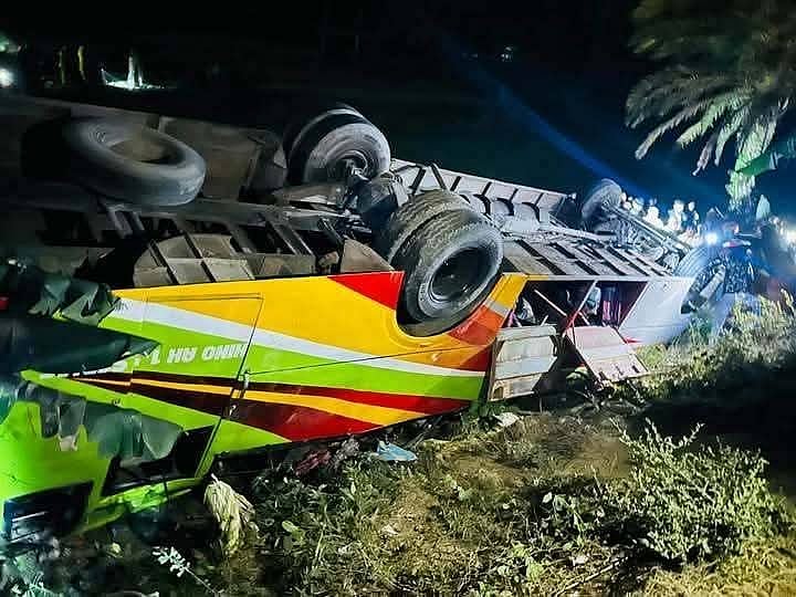 ফরিদপুরে বরযাত্রীবাহী একটি বাস নিয়ন্ত্রণ হারিয়ে খাদে পড়ে এক নারী নিহত হয়েছেন। গতকাল শুক্রবার রাতে