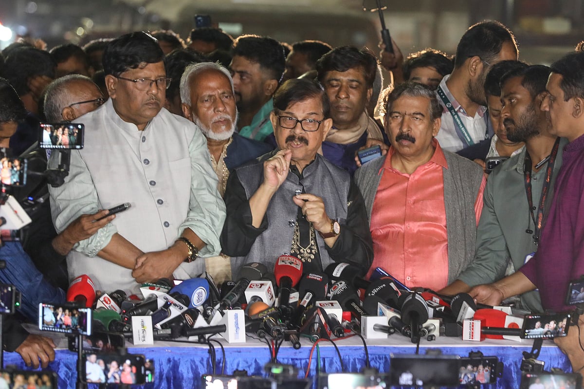 জাতীয় ঐকমত্য কমিশনের বৈঠক শেষে সেখান থেকে বেরিয়ে মাহমুদুর রহমান মান্না সাংবাদিকদের সঙ্গে কথা বলেন