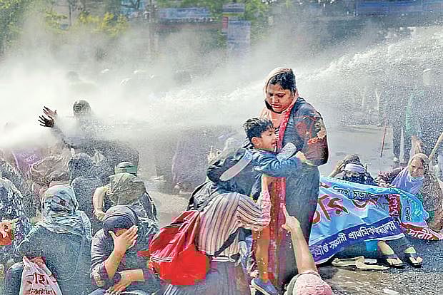 প্রাথমিক শিক্ষকদের সড়ক থেকে সরিয়ে দিতে যেভাবে সন্তান কোলে থাকা শিক্ষক মায়েদের দিকে জলকামান থেকে পানি ছুড়েছে, সেটা আমাদের পুরোনো আমলের স্মৃতিকেই জাগিয়েছে।