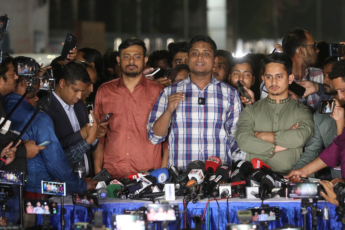 বৈষম্যবিরোধী ছাত্র আন্দোলনের আহ্বায়ক হাসনাত আবদুল্লাহ জাতীয় ঐকমত্যের বৈঠক শেষে বেরিয়ে সাংবাদিকদের সঙ্গে কথা বলেন। ঢাকা, ১৫ ফেব্রুয়ারি